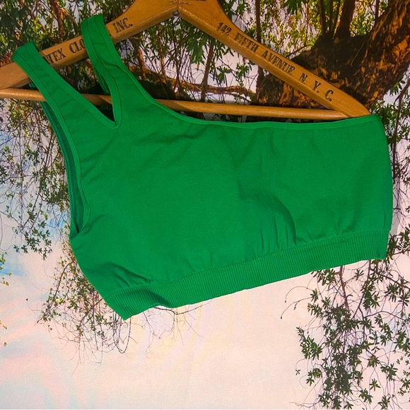 Camila Coelho workout sets - Picture 12 of 13